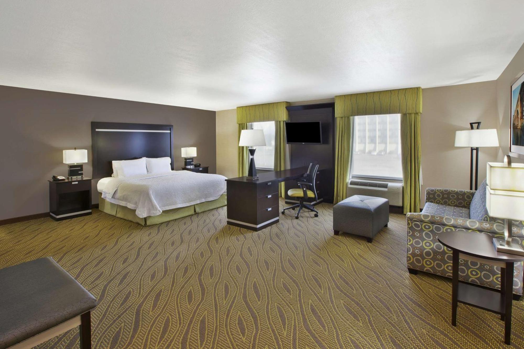 Hotel Hampton & - Elyria