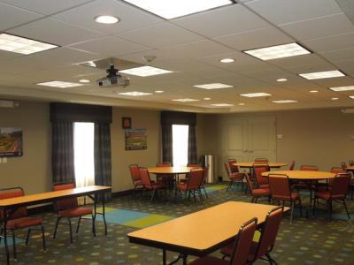 Hotel Hampton & - Elyria